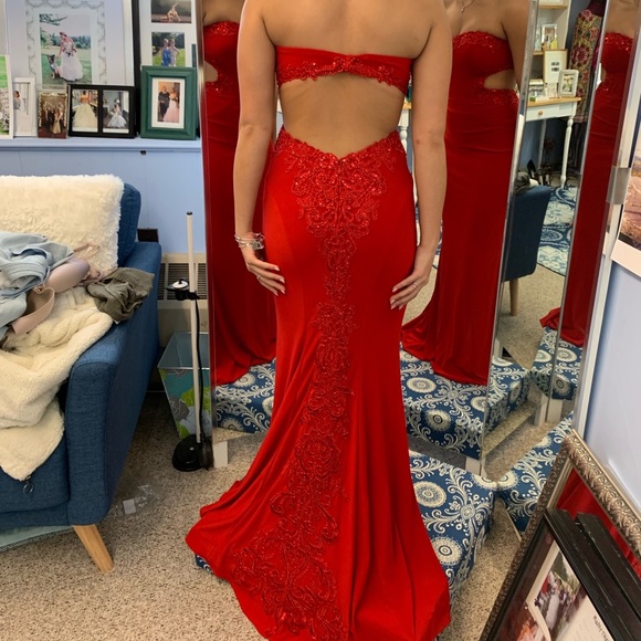 STUNNING RED FAVIANA PROM DRESS - Picture 1 of 5